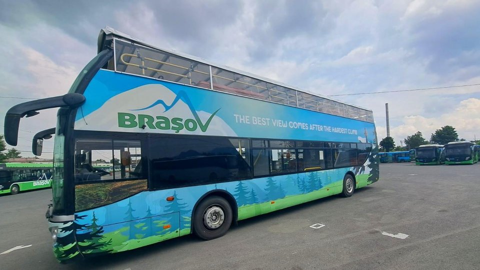 Revine autobuzul etajat pe străzile din Brașov
