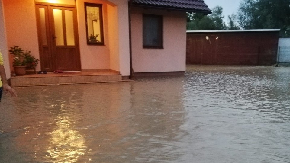 Pericolul inundaţiilor se menţine pe majoritatea cursurilor de apă din ţară
