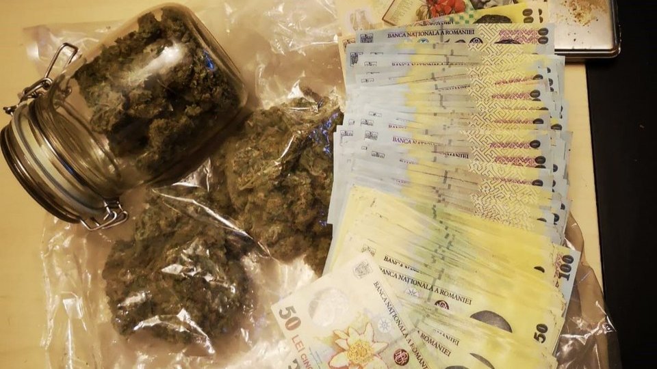 Percheziții de amploare la traficanți de droguri