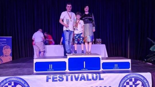 Tată și fiu, împreună pe cea mai înaltă treaptă a podiumului