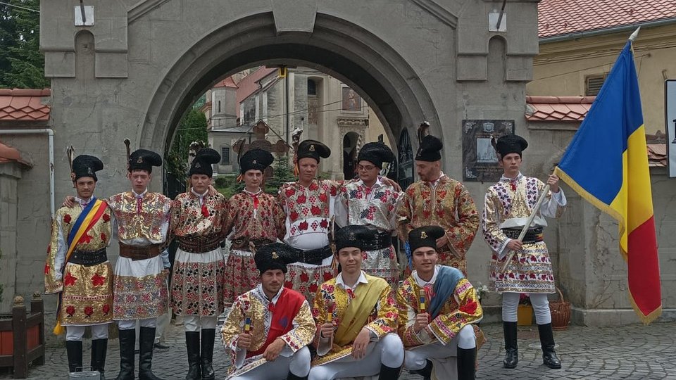 În Duminica Rusaliilor, la Crucea din Varişte, va avea loc jocul strămoşesc al junilor