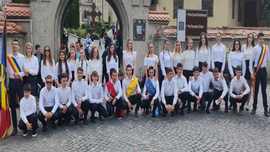 Junii Tineri au invitat la joc fetele din Șchei