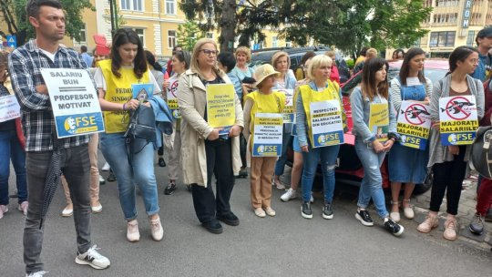 Angajații din învățământ protestează astăzi în fața Prefecturii Brașov