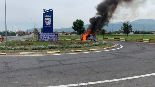 Autoturism în flăcări pe DN1, la intrarea în Ghimbav