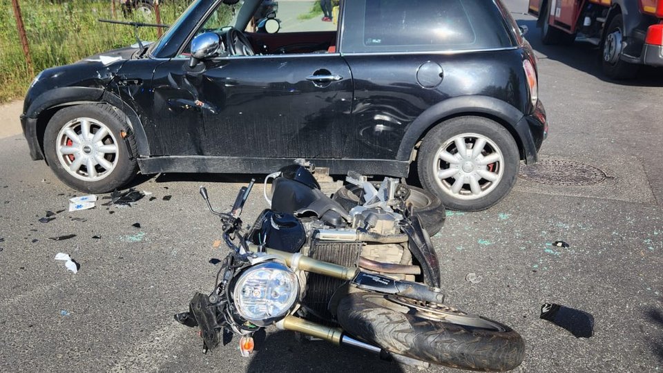 Trafic blocat pe strada Ioan Popasu. Accident între o mașină și o motocicletă