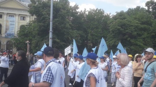 Angajaţii din învăţământ participă la al treilea protest de amploare