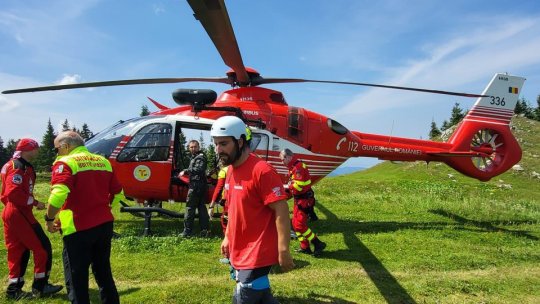 Un bărbat a fost scos dintr-o râpă din Masivul Piatra Mare cu ajutorul elicopterului SMURD