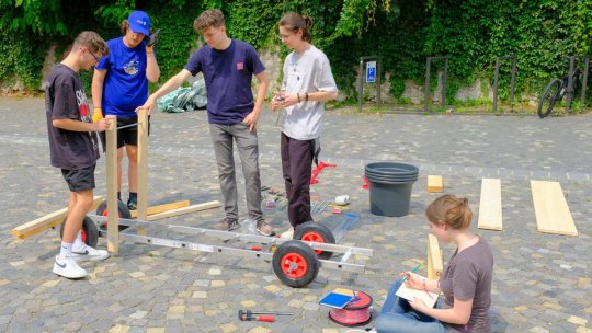 Piațetele Brașovului, precum sălile de clasă