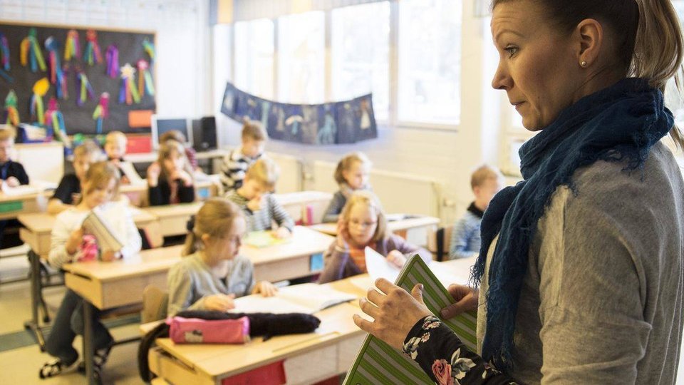 Dascălii și angajații din sistemul de învățământ vor primi salariul mai repede în august