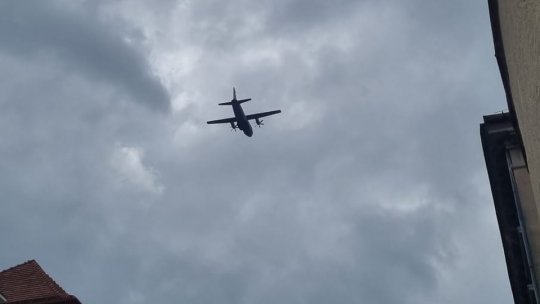 Un avion militar, la "plimbare" pe Republicii