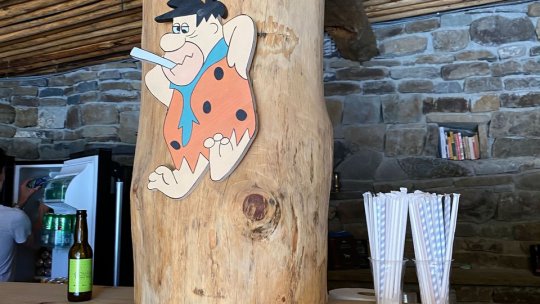 Yabba Dabba Doo! Vacanță în Epoca de piatră, la doar o oră și jumătate de Brașov
