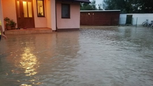 5 gospodării inundate la Cața în această seară