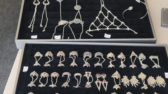 Bijuterii cu motive tradiționale armenești, la Târgul de Carte Gaudeamus Radio România