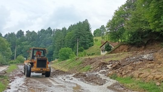 DN 73A, blocat după ploi, Poiana Mărului acoperită cu aluviuni