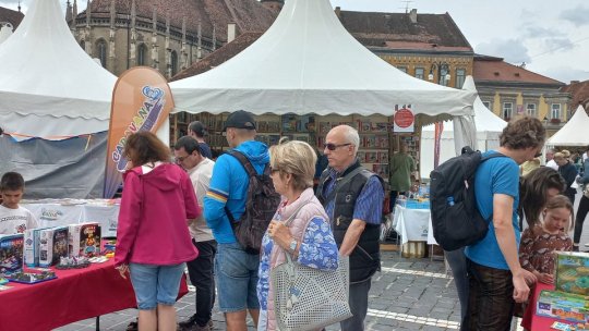 Nici vremea nu le stă în cale iubitorilor de cărți, Târgul Gaudeamus Radio România foarte animat