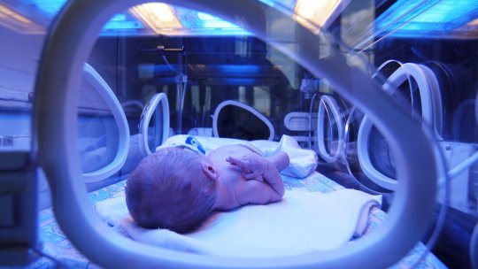 Femeie de 24 de ani, lăsată să nască pe trotuar în fața spitalului