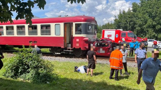 Autoturism lovit de tren în municipiu