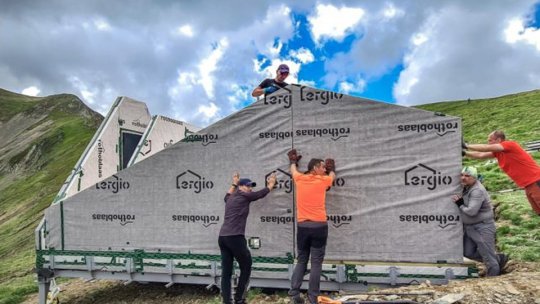 Refugiu modern, la peste 2.000 de metri altitudine, în Munții Făgăraș