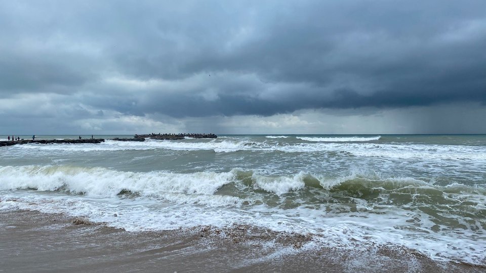 Salvamarii fac apel la turişti să nu intre în apă dacă este arborat steagul roşu