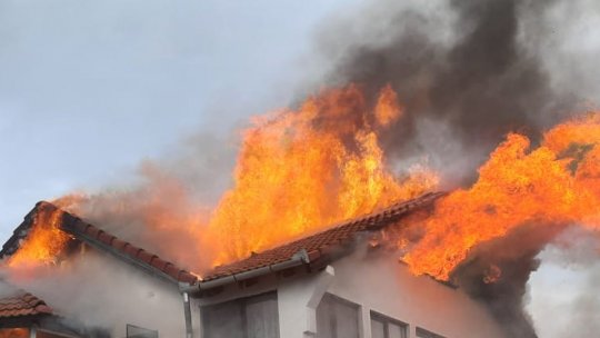 Incendiu la două case, la Teliu
