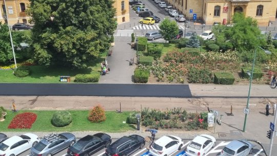 Trotuarul din Bulevardul Eroilor, partea dinspre Primărie, în reparații