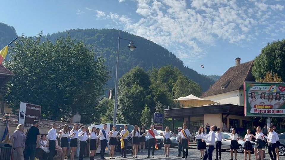 Junii tineri au încins, astăzi, hora