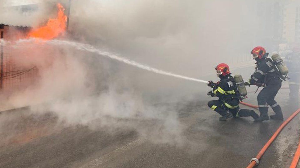 Explozie urmată de incendiu la o pizzerie din Paşcani