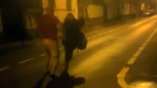 "Legea străzii". Un brașovean a aplicat pumni și palme unor fete care i-au tulburat somnul