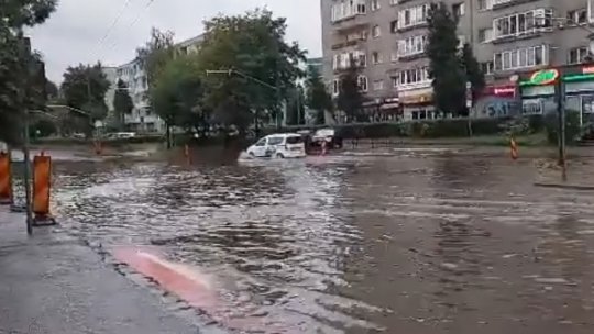 Strada Hărmanului, inundată după lucrări de asfaltare făcute defectuos