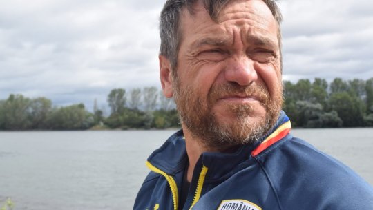 Sportivul Avram Iancu a trecut de jumătatea cursei de înot pe Rin