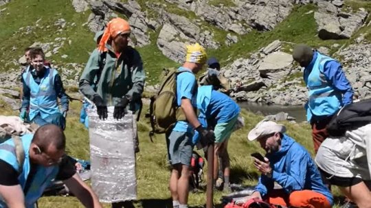 Resturile unui refugiu din Munții Făgăraș, coborâte pe Transfăgărășan la finalul săptămânii trecute