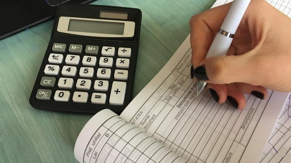 Salariul mediu net din România a scăzut în luna iulie