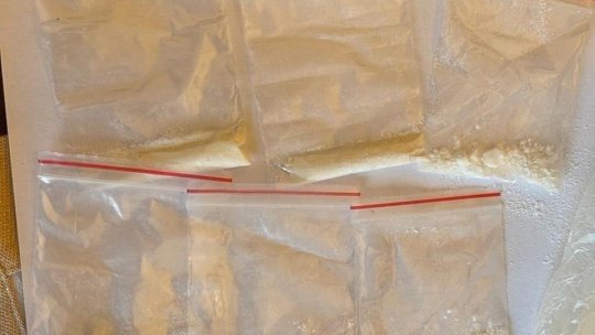 Percheziții la persoane bănuite de trafic de droguri de risc și mare risc, printre care și un polițist brașovean