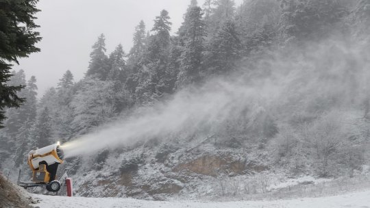 Reducere de 50%, pentru brașoveni, astăzi, pe pârtiile din Poiana Brașov. Se produce zăpadă artificială în partea inferioară