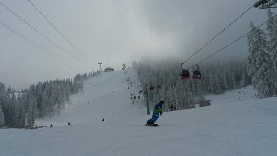 Starea pârtiilor din Poiana Brașov, marți, 16 ianuarie. Vânt puternic și ceață în Masivul Postăvarul
