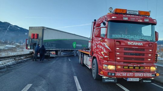 Un autocamion care a derapat a blocat Ocolitoarea Brașovului