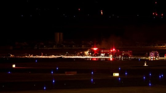 JAPONIA: Un avion de pasageri a luat foc pe aeroportul Haneda din Tokyo. 5 persoane au murit