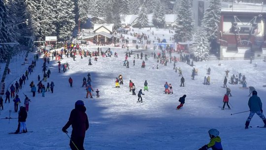 Ultima zi de weekend a adus sute de turişti pe pârtiile din Poiana Braşov
