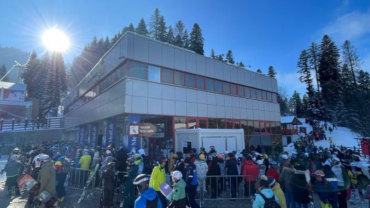 VIDEO Cozi de sute de metri la instalațiile de transport pe cablu din Poiana Brașov