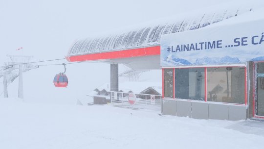 Instalațiile de transport pe cablu din Poiana Brașov au fost oprite din cauza vântului puternic