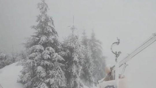 VIDEO Vânt puternic în Masivul Postăvarul. Nu funcționează instalațiile de transport pe cablu