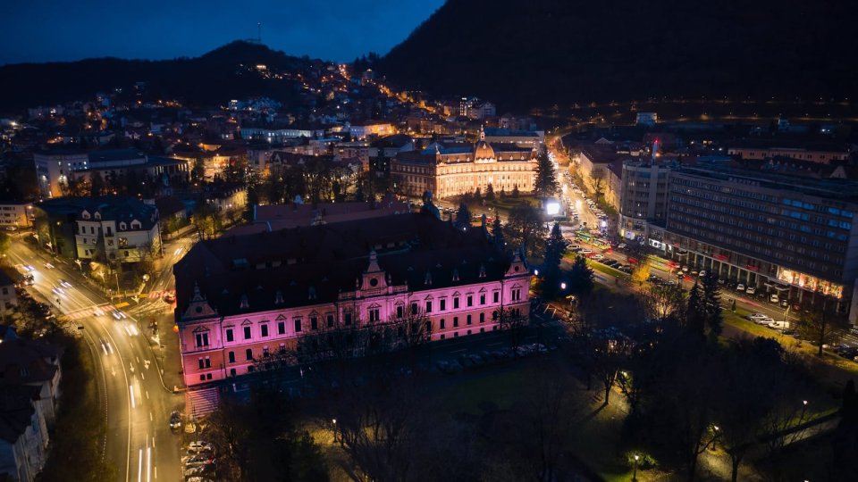 Primăria și literele de pe Tâmpa vor fi iluminate în roz cu prilejul Zilei mondiale de luptă împotriva cancerului la sân