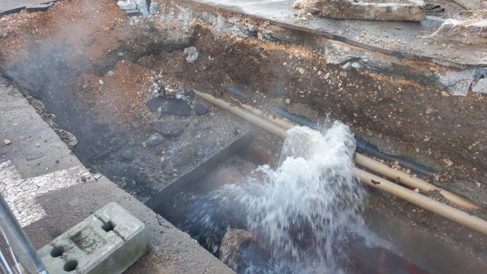 FOTO Avarie de proporții la o conductă de apă fierbinte din zona Onix