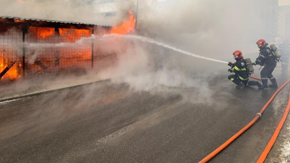 Ajutor pentru familiile afectate de incendiul de pe strada Carierei