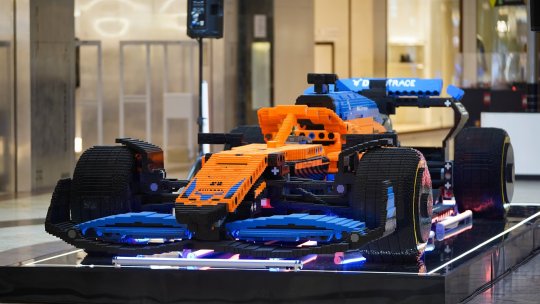 O replică la scară reală a celebrului McLaren MCL35M, realizată integral din piese LEGO, poate fi admirată la centrul comercial din Tractorul