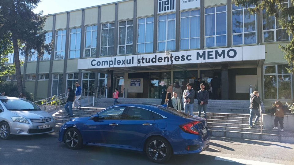 Moldovenii stau la coadă să voteze la secția de votare din Complexul Memo din Brașov