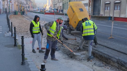 Au fost reluate lucrările de refacere a carosabilului pe strada Lungă