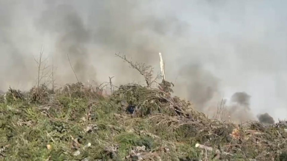 UPDATE. Pompierii brașoveni au au reluat acțiunea pentru stingerea focarelor de incendiu din munții Făgăraș