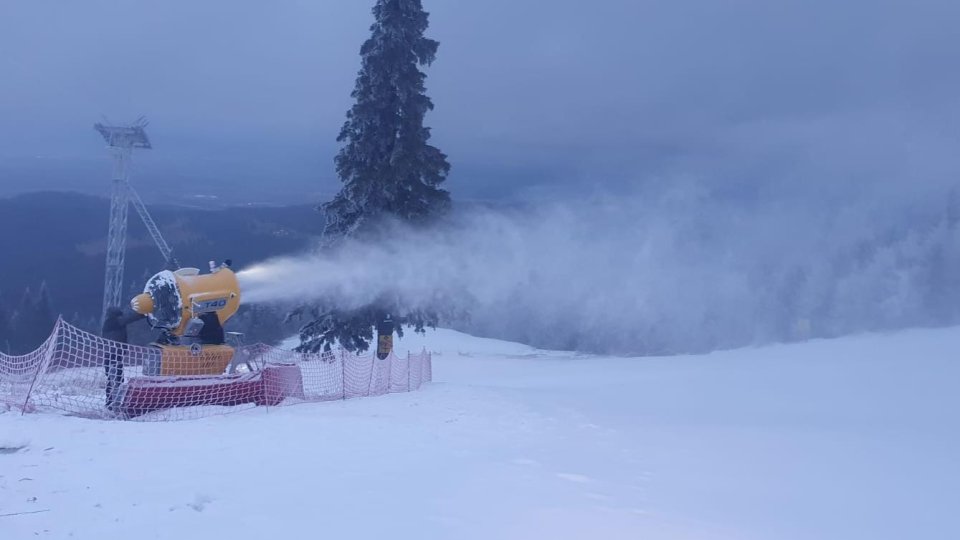 Pregătirile pentru noul sezonul de schi se apropie de final în Poiana Brașov