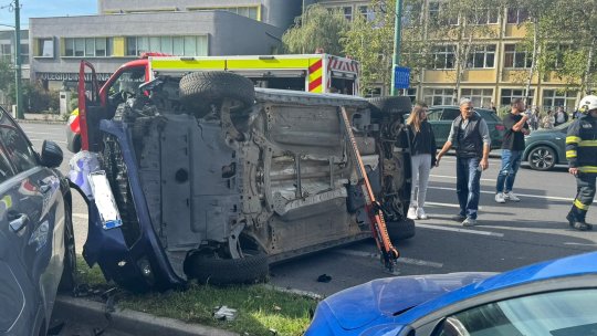 GALERIE FOTO Accident în Centrul Civic din Brașov. Mașină răsturnată și alte 6 autoturisme avariate